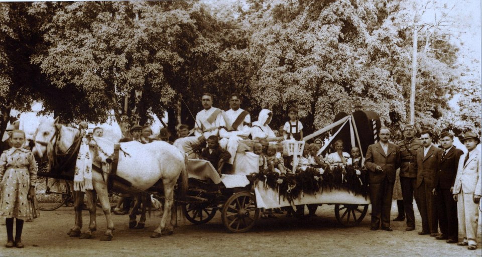 Mother's Day in Snina, 1937
